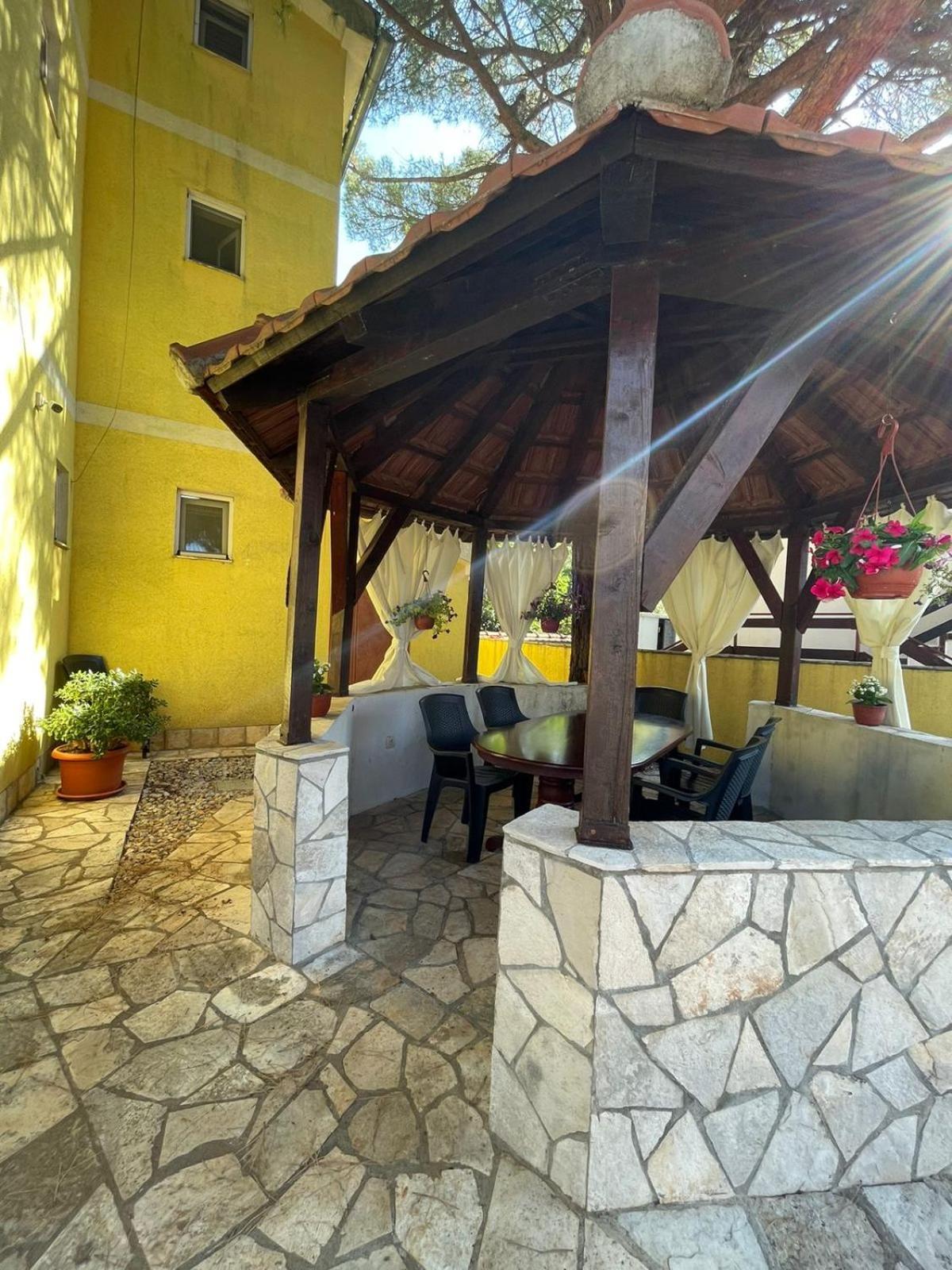 טיווט Apartments Villa-G Lustica מראה חיצוני תמונה