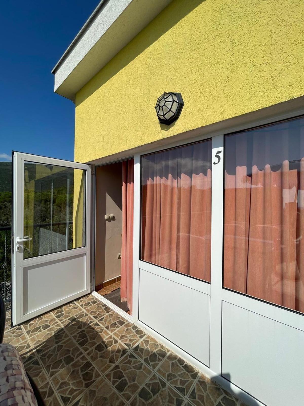טיווט Apartments Villa-G Lustica מראה חיצוני תמונה